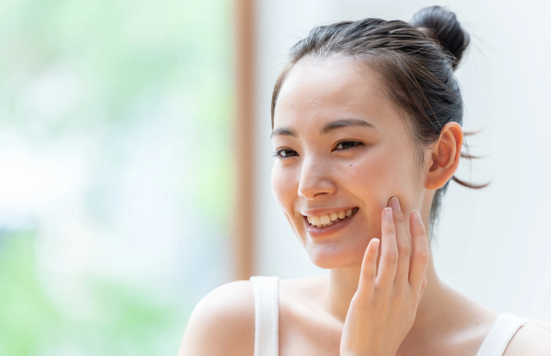 頬に手を添える女性のイメージ